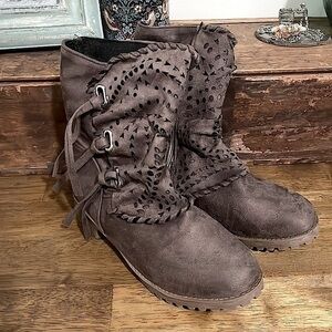 Brand New brown boots with fringe and cut out details size 7